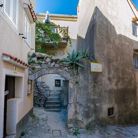 Under Ancient Roofs Vrbnik Apartment Ngoại thất bức ảnh
