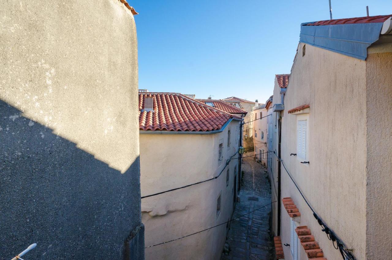 Under Ancient Roofs Vrbnik Apartment Ngoại thất bức ảnh