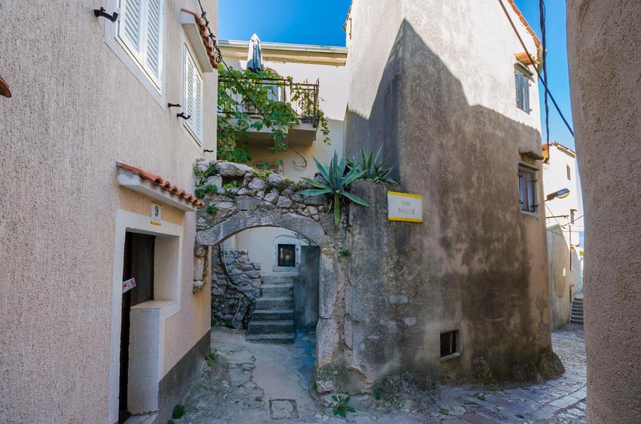 Under Ancient Roofs Vrbnik Apartment Ngoại thất bức ảnh