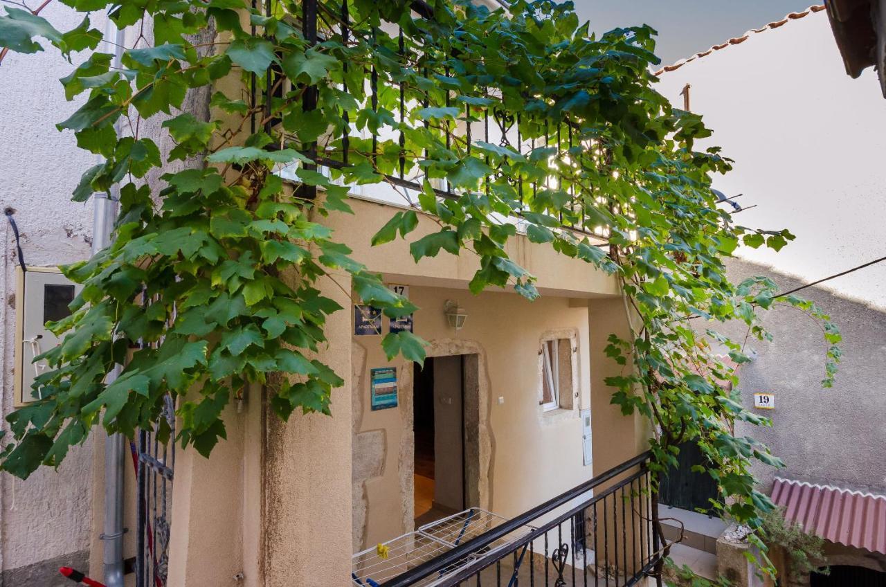 Under Ancient Roofs Vrbnik Apartment Ngoại thất bức ảnh