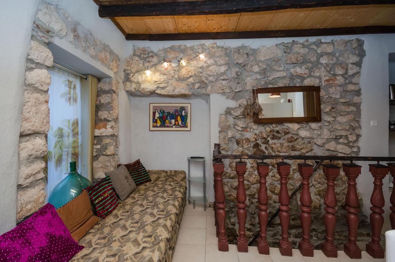 Under Ancient Roofs Vrbnik Apartment Ngoại thất bức ảnh
