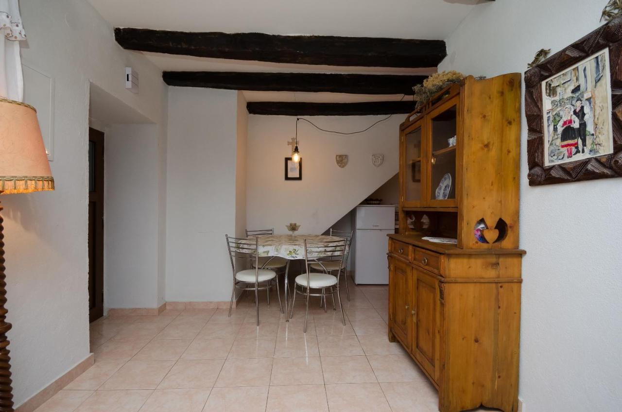 Under Ancient Roofs Vrbnik Apartment Ngoại thất bức ảnh