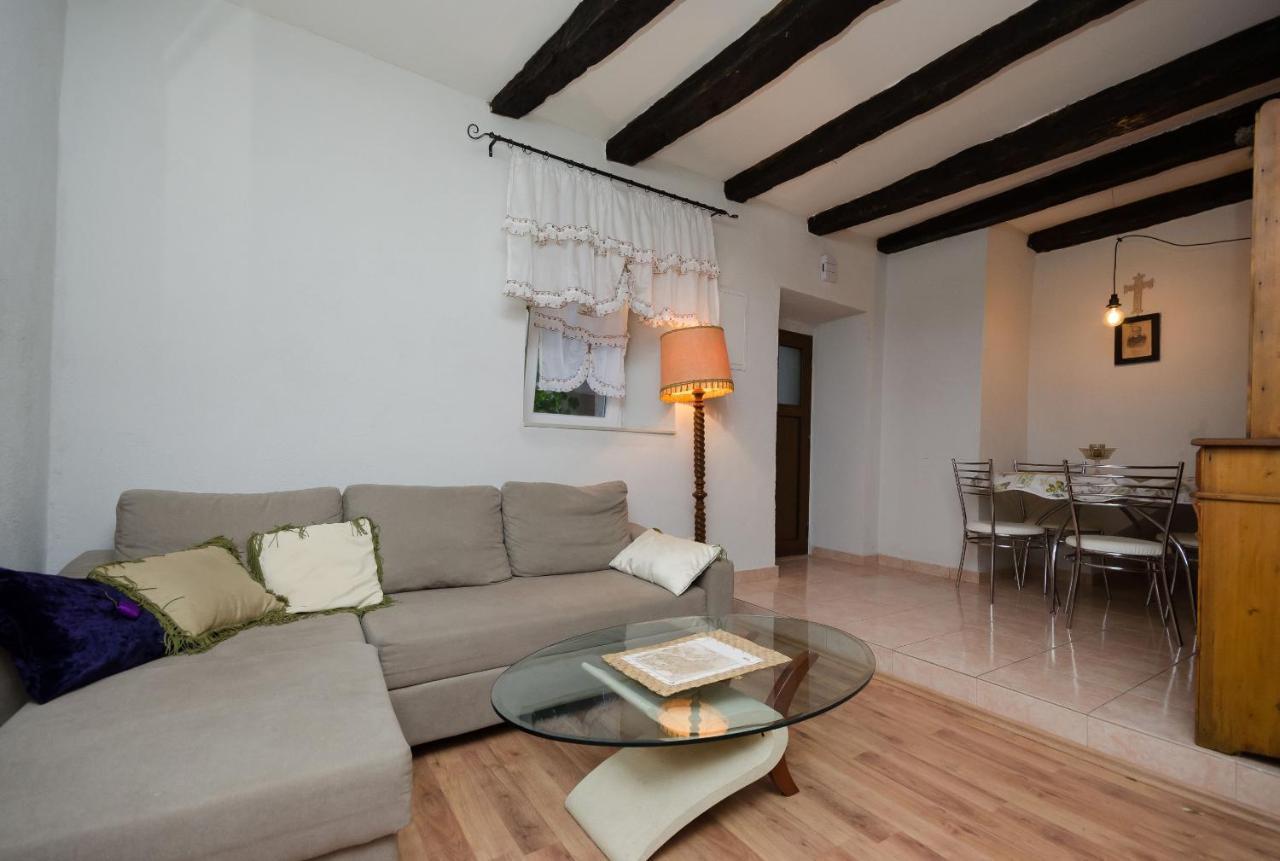 Under Ancient Roofs Vrbnik Apartment Ngoại thất bức ảnh