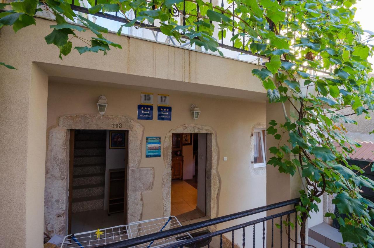 Under Ancient Roofs Vrbnik Apartment Ngoại thất bức ảnh