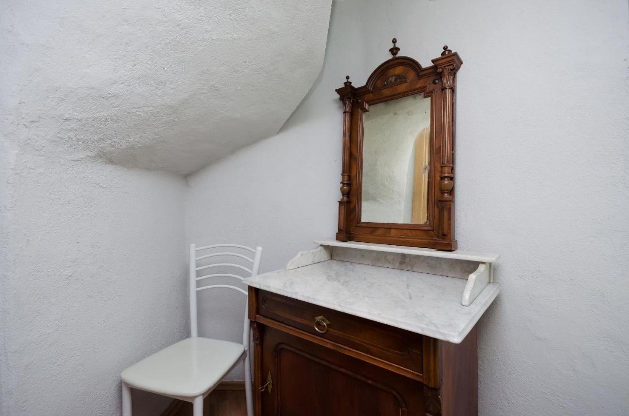 Under Ancient Roofs Vrbnik Apartment Ngoại thất bức ảnh