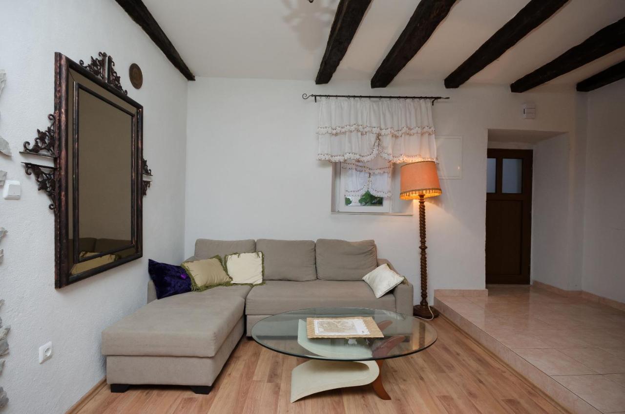 Under Ancient Roofs Vrbnik Apartment Ngoại thất bức ảnh
