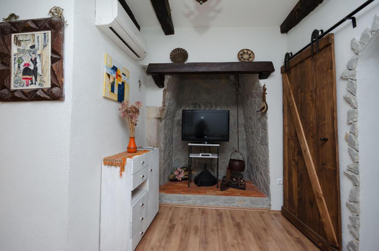 Under Ancient Roofs Vrbnik Apartment Ngoại thất bức ảnh